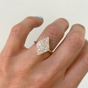 0.3 CT Oval Shape Moissanite Kite Engagement Ring